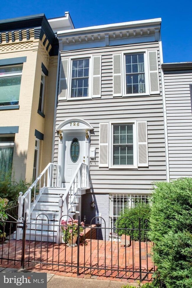 Building Photo - 726 6th St NE