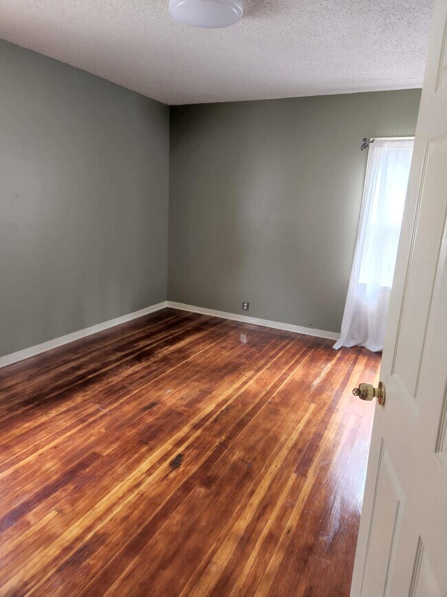 Dormitorio del piso superior oeste - 1200 W 36th St