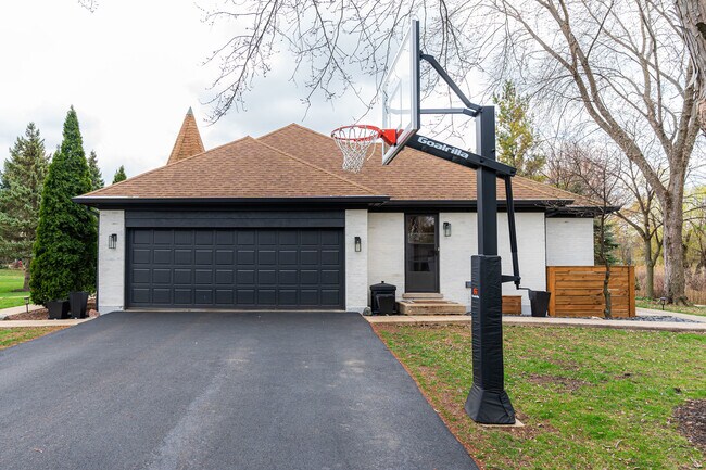 Building Photo - 250 Pheasant Ln