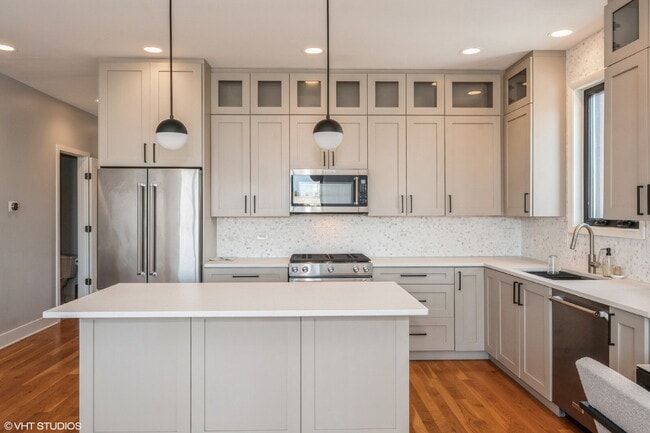 Photo - Impeccable 3 bedroom 2.5 bath condo located in the heart of Ukrainian Village / Humboldt Park / W...