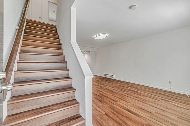 Building Photo - 2BR 1.5BA Condo For Rent – Prime Central F...