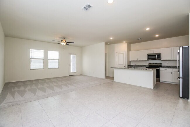 Foto del edificio - 32545 N Newby Dr