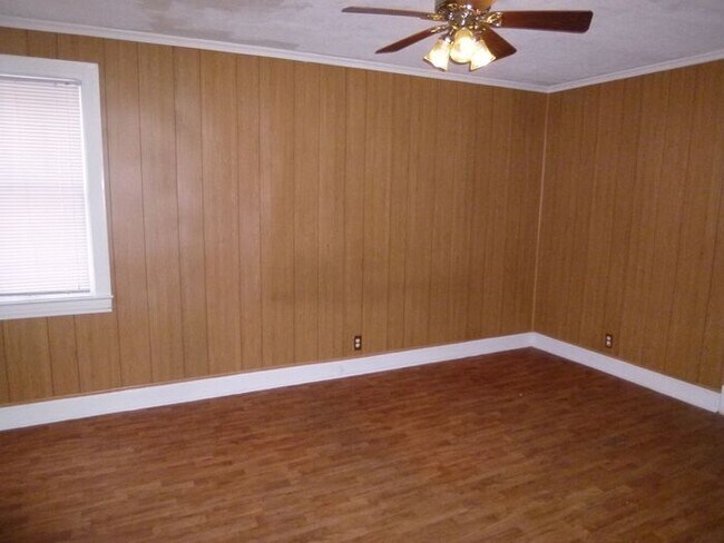 Building Photo - 2 Bedroom Home with Fenced Yard