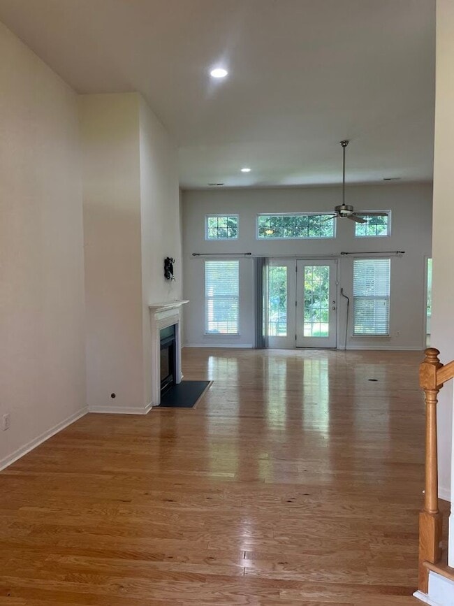 Building Photo - Available now. Great 4BR/3BA Home in Carol...