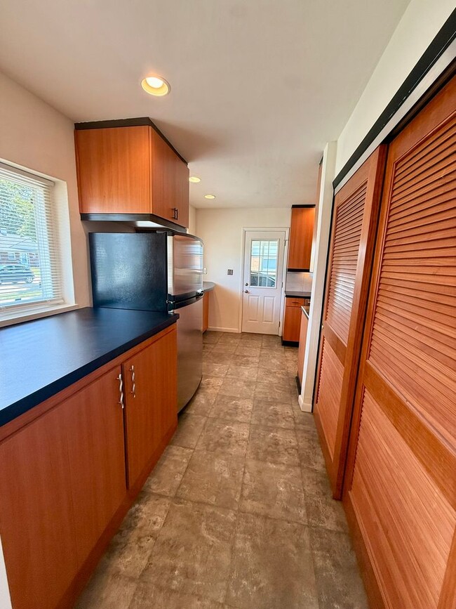 Building Photo - Beautifully Updated 3-Bedroom Brick Ranch in Kettering
