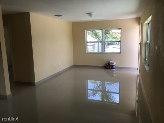 Building Photo - 3 br, 2 bath Apartment - 2010 NW 17th Street