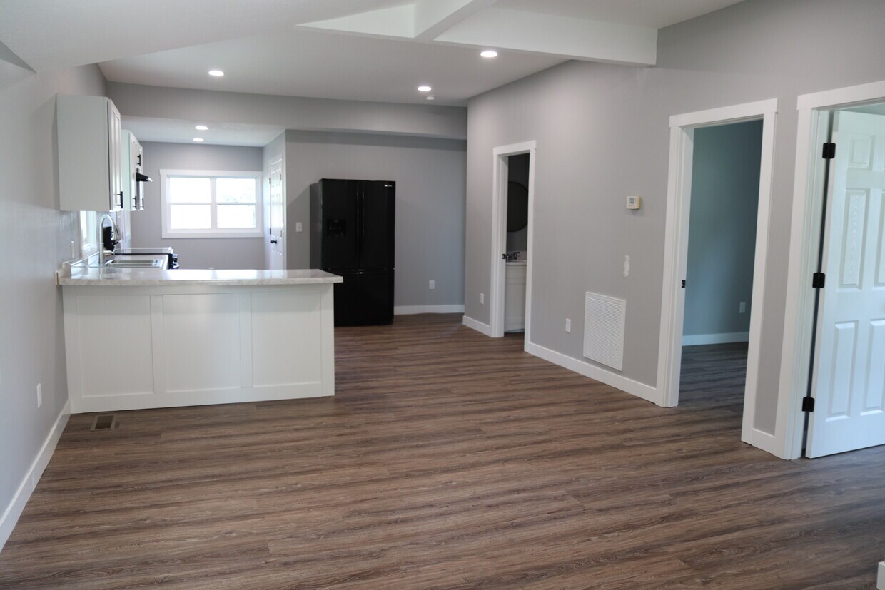 Foto principal - 708 N Ball St