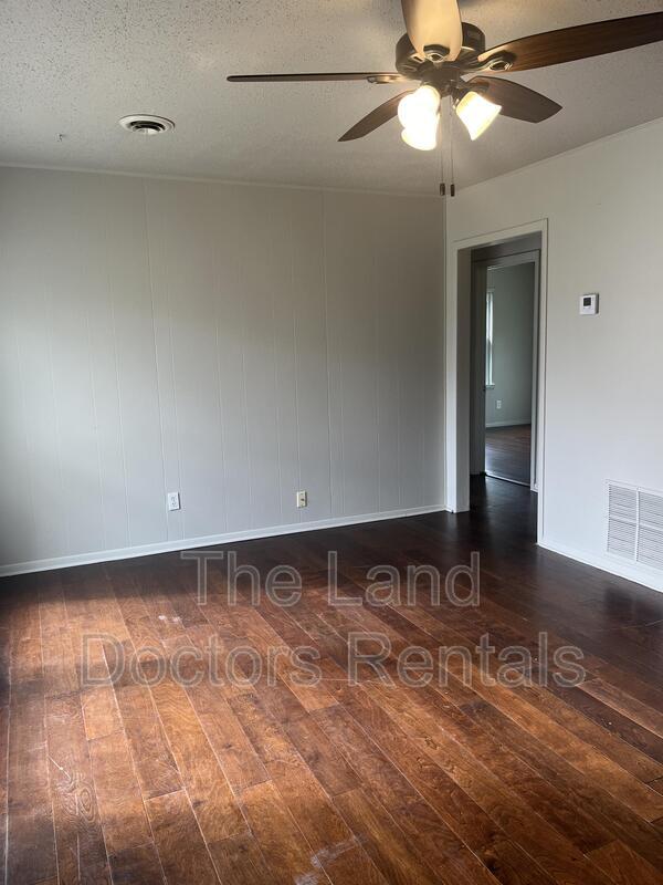 Building Photo - 1021 Hillside Dr