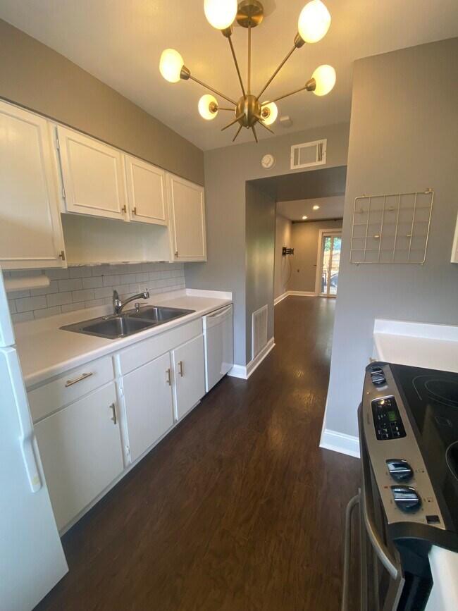 Building Photo - 630 Robinwood Dr