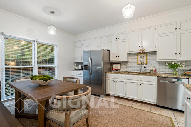 Building Photo - 709 Stonewall Dr