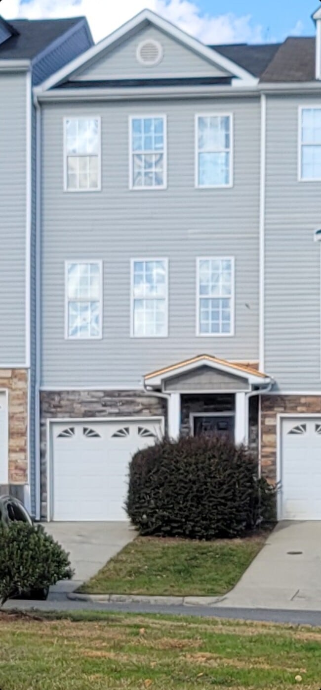 Building Photo - 650 Ganyard Farm Way