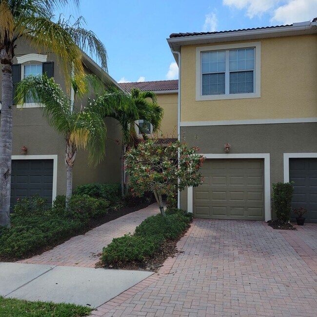 Building Photo - Annual unfurnished newer 3/3 townhome in g...