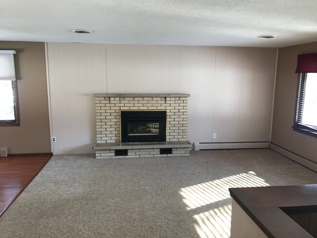 living room with cozy gas fireplace & sunny bay window - 958 Aspen Ave