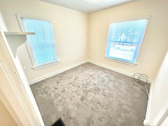 Foto del edificio - 220 Notre Dame Ave