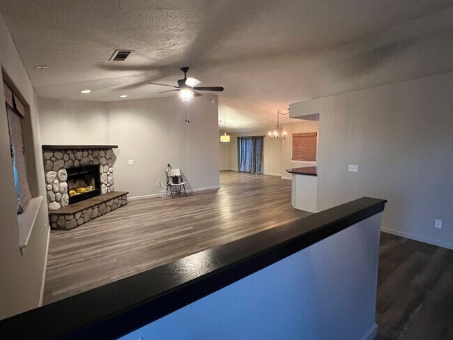 Building Photo - Fully Equipped and Beautiful Oak Hills Hom...