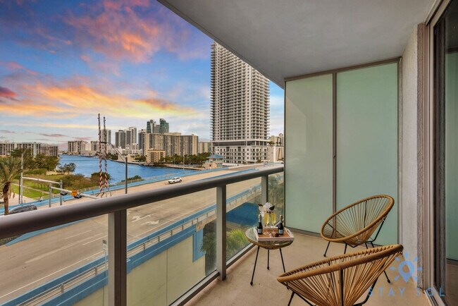 Building Photo - 2602 E Hallandale Beach Blvd
