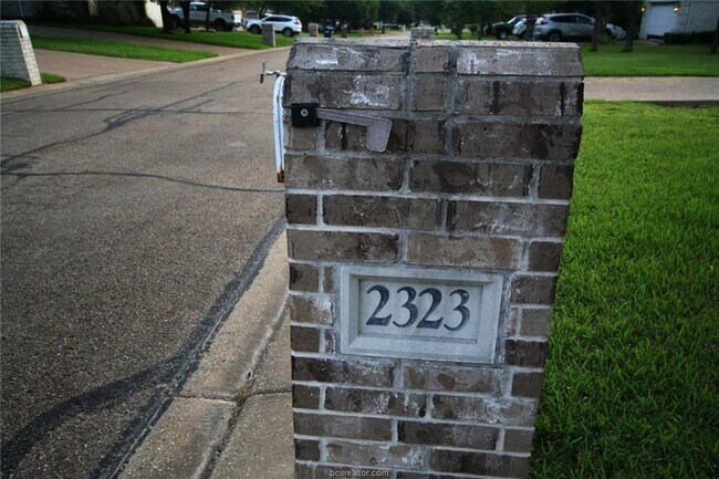Building Photo - 2323 Kendal Green Cir