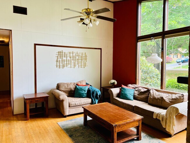 Building Photo - Charming 3 Bedroom Christiansburg Home