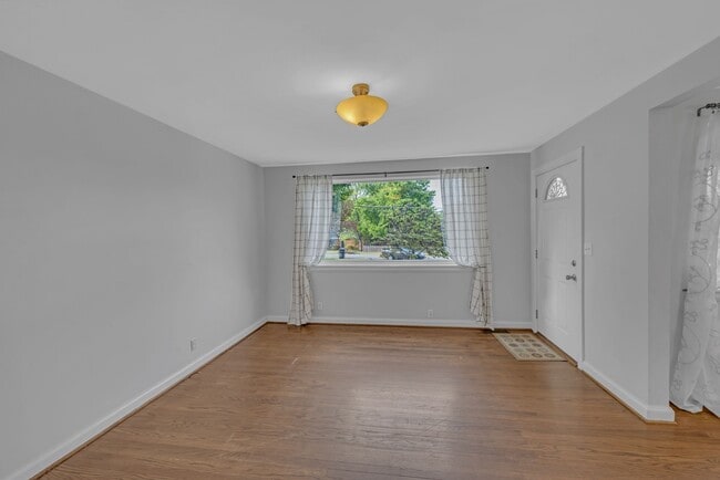 Building Photo - 1501 Clifton Ln