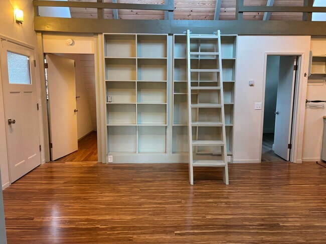 Foto del edificio - One Bedroom, Plus Loft, Forestville Home