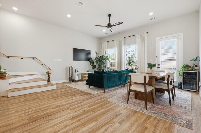 Foto del edificio - 5825 Francis Oak Ln