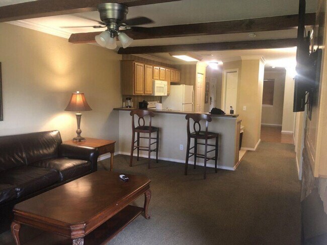 Building Photo - 175 Golf View Dr