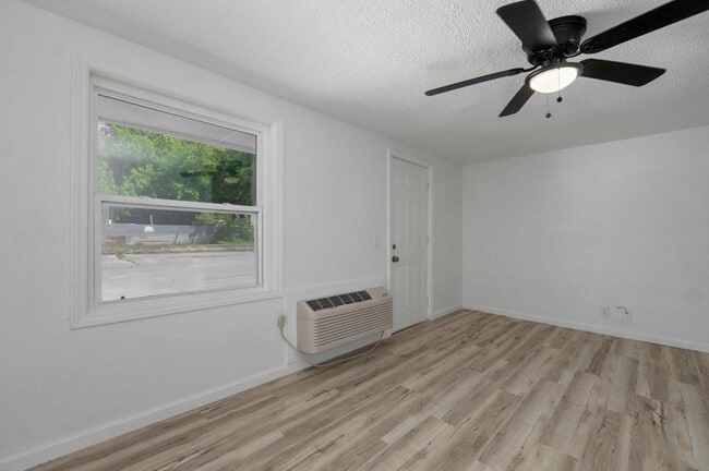 Building Photo - 21 Larue St