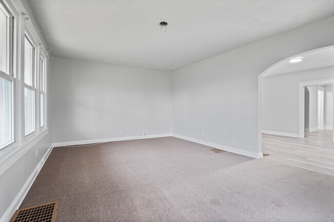 Foto del edificio - MOVE-IN READY - May 16th 2025