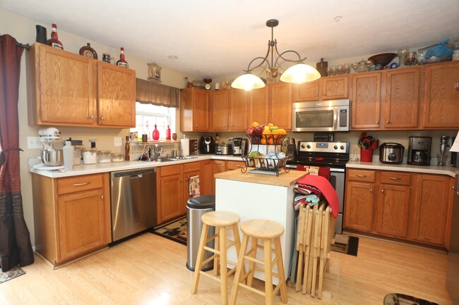 Foto del edificio - Available -Spacious 2 Car Garaged Townhome...