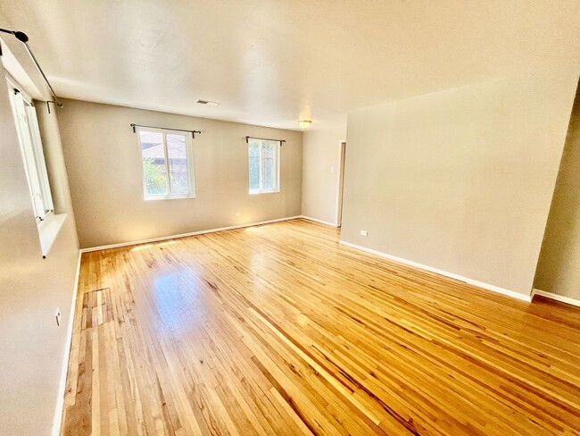 Building Photo - Cute 3 bed 2 bath home in Lowry!!