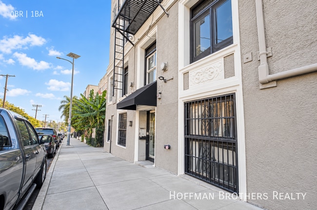 Building Photo - 425 S Grand View St