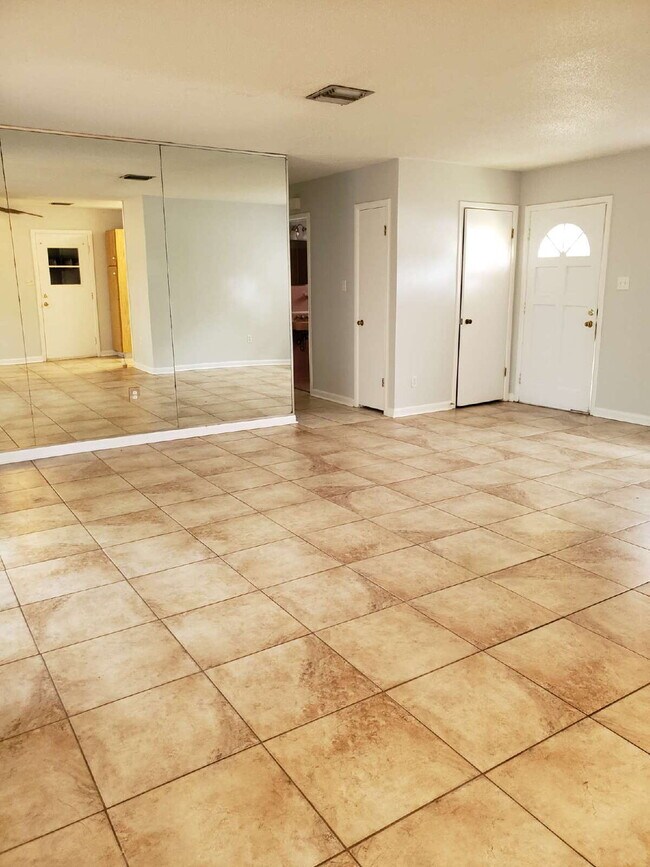 Building Photo - "Charming 3-Bed Oasis with 1.5 Baths in Fo...