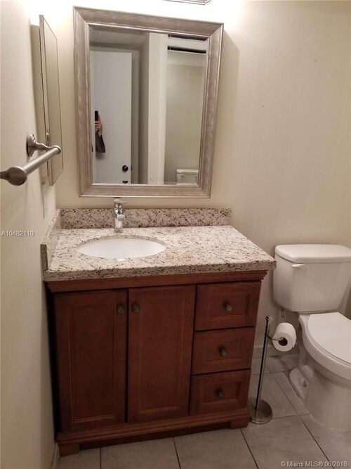 Building Photo - 325 Lakeview Dr