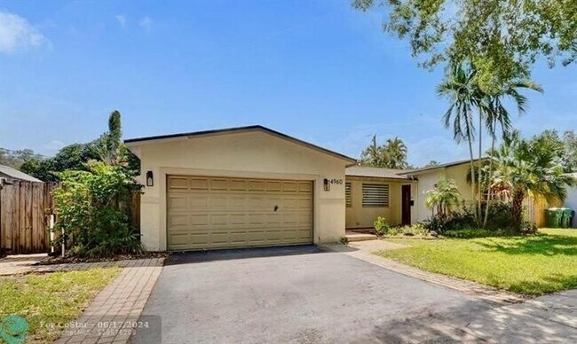Building Photo - 4960 SW 89th Ave