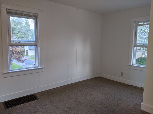 Building Photo - 614 Robeson St