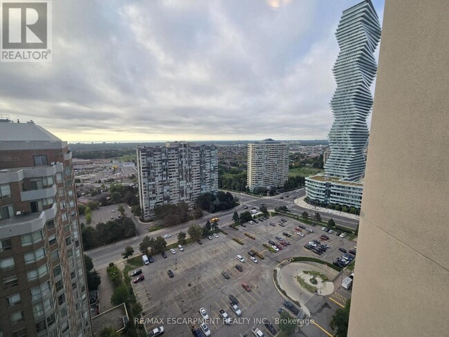 Building Photo - 330 Burnhamthorpe Rd W