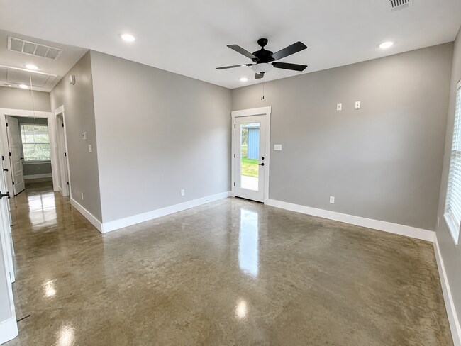Building Photo - 1213 Oak Dr