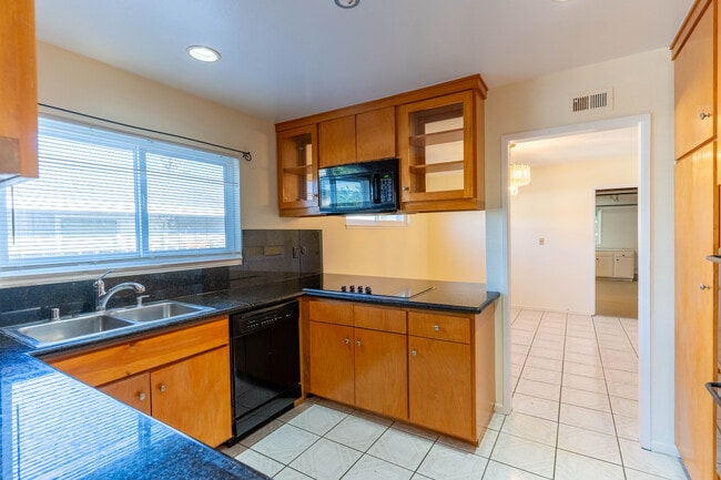 Building Photo - 6546 Wellesly Pl