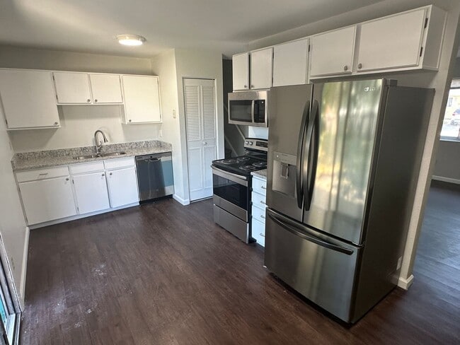 Building Photo - Updated 3 bedroom, 2 bathroom tri-level!