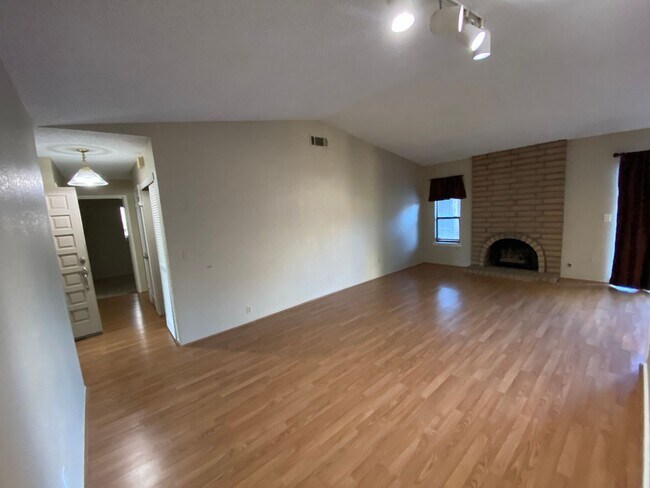 Foto del edificio - $500 MOVE-IN BONUS> Cozy three bedroom in ...