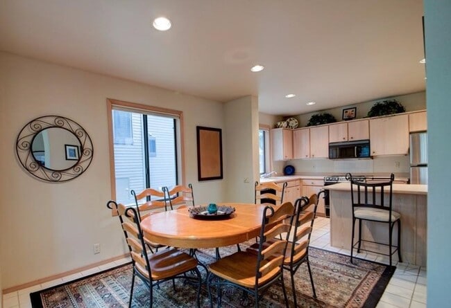 Building Photo - Fully Furnished Eaglewood Condo in Sunriver – Pool, Golf & Trails at Your Doorstep