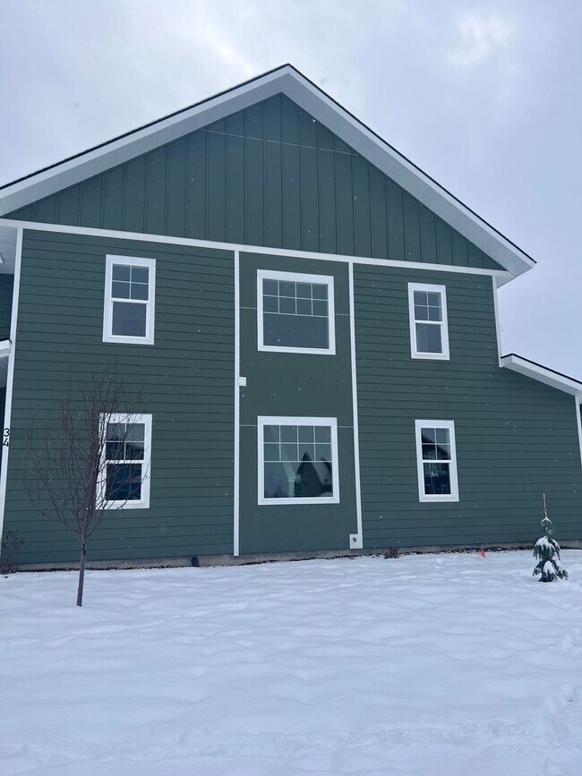 Building Photo - 3 BR 2 Bath Townhouse with Large attached ...