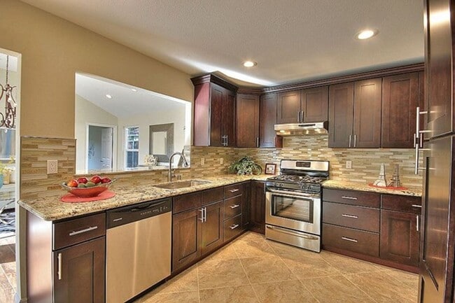 Building Photo - $4590 / 5 BR -GORGEOUS MODEL HOME IN THE W...