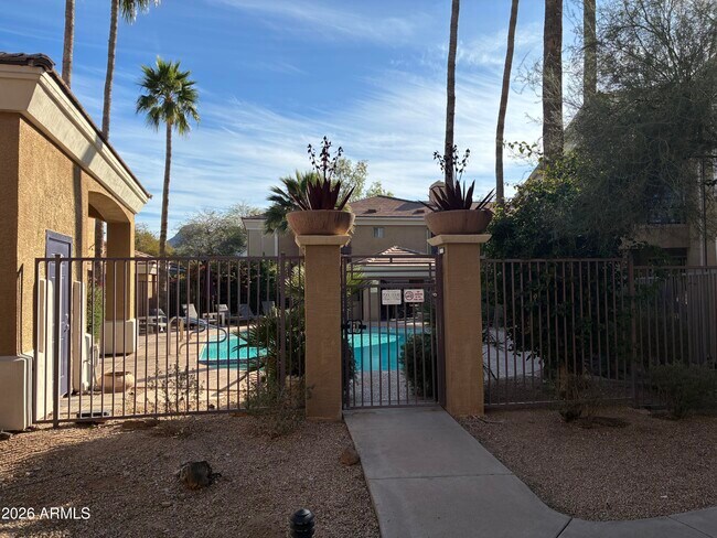 Foto del edificio - 1411 E Orangewood Ave