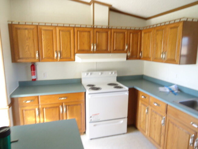 Building Photo - Three Bedroom , 2 Bathroom