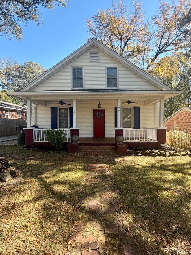 Foto principal - Charming 4BR/2BA House w/ Fenced back yard!