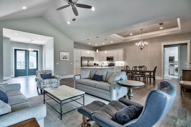 Foto del edificio - Spacious 4-Bedroom Home for Long-Term Leas...