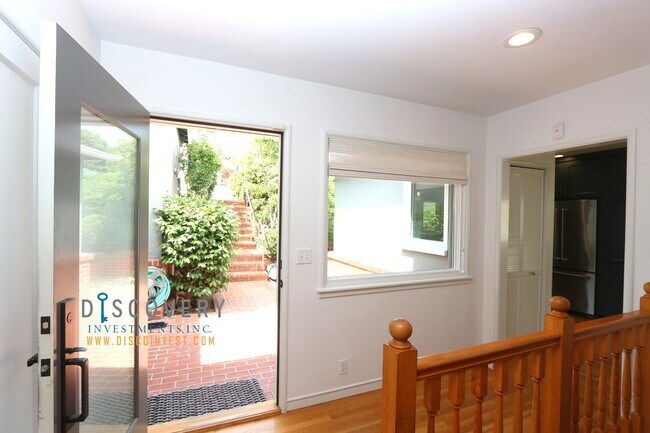 Building Photo - Charming Four-Bedroom Mid-Century Home in ...
