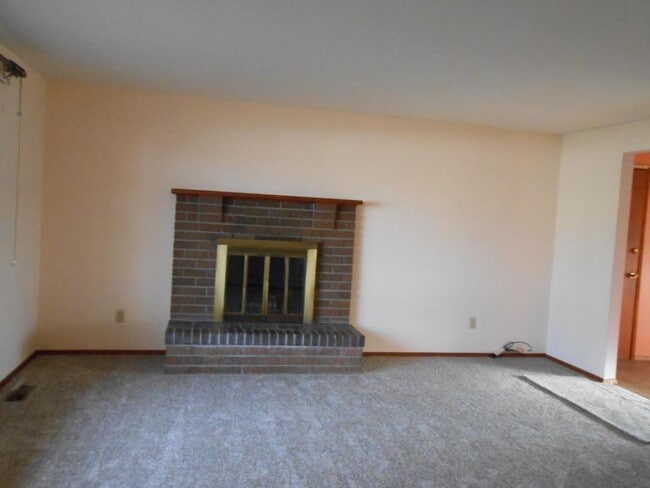 Building Photo - 2860 Willow Dr