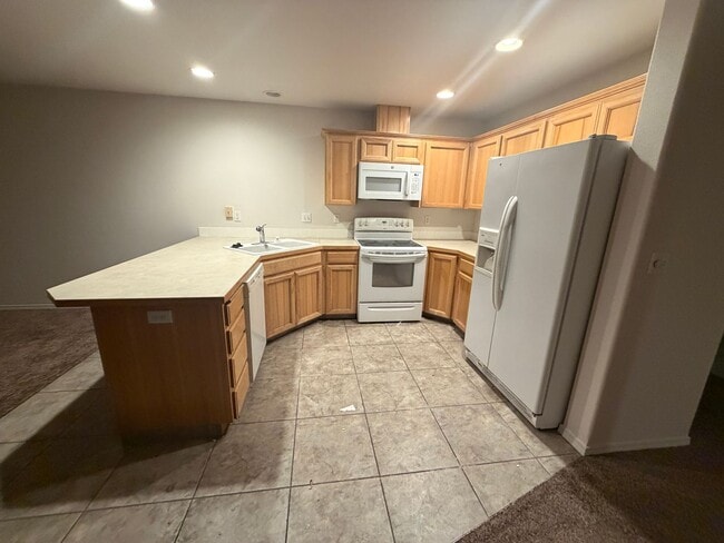 Building Photo - New carpet + Paint! 2 bed|2.5 bath + bonus room townhome